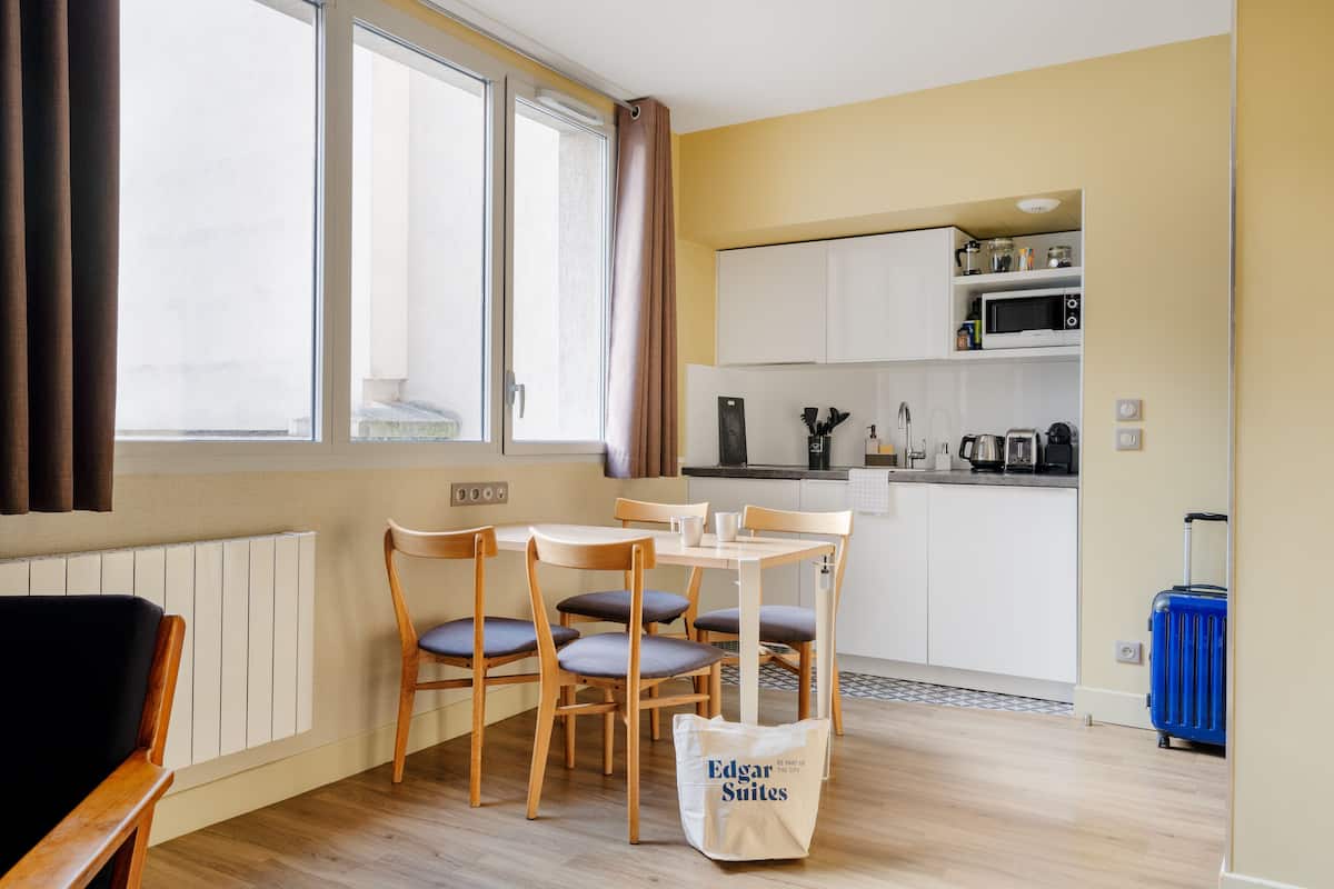 apartment, ensuite (spacieux une chambre) | private kitchen | fridge, microwave, stovetop, espresso maker
