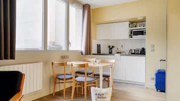 Apartment, Ensuite (Spacieux Une Chambre) | Private kitchen | Fridge, microwave, stovetop, espresso maker