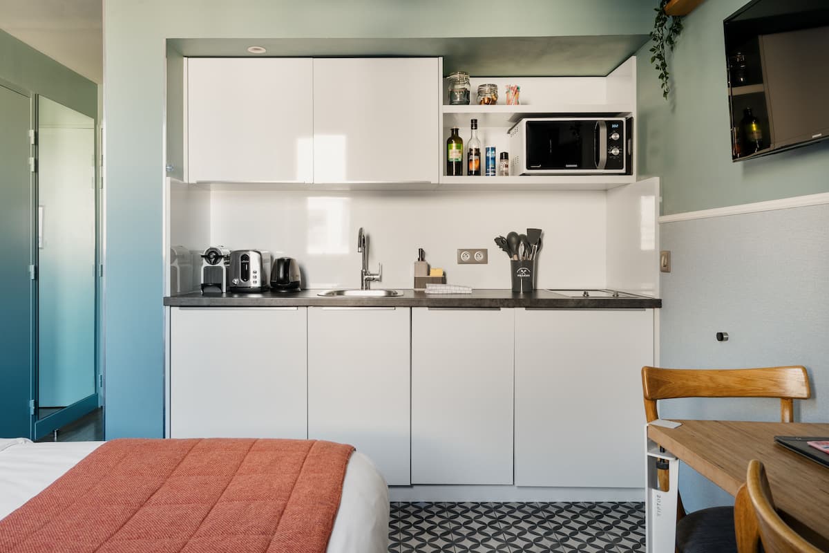 comfort studio, ensuite | private kitchen | fridge, microwave, stovetop, espresso maker