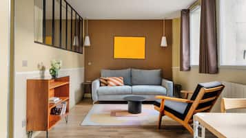 Apartment, Ensuite (Spacieux Une Chambre) | Living area | 30-cm TV with cable channels