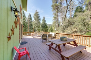 Outdoor dining - Remodeled Crestline Retreat: Walk to Lake Gregory! (Crestline)