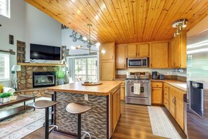 Fridge, microwave, stovetop, dishwasher - Remodeled Crestline Retreat: Walk to Lake Gregory! (Crestline)