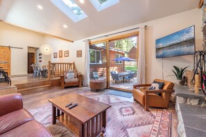 Smart TV, fireplace, DVD player, books - Spring Deals! Large fenced yard with Hot Tub, Serene and quiet.  (Carnelian Bay)