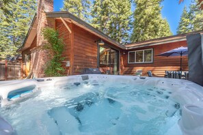 Outdoor spa tub - Spring Deals! Large fenced yard with Hot Tub, Serene and quiet.  (Carnelian Bay)