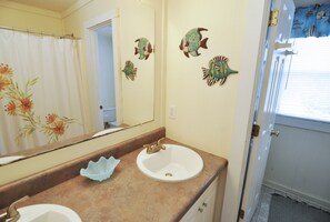 Bathroom - Hoi Toide Low Toide:  Two homes in one.  Canal front, boat docking. (Ocracoke)