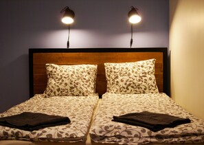Comfort dubbelrum - privat badrum | Värdeförvaringsskåp på rummet, skrivbord och strykjärn/strykbräda