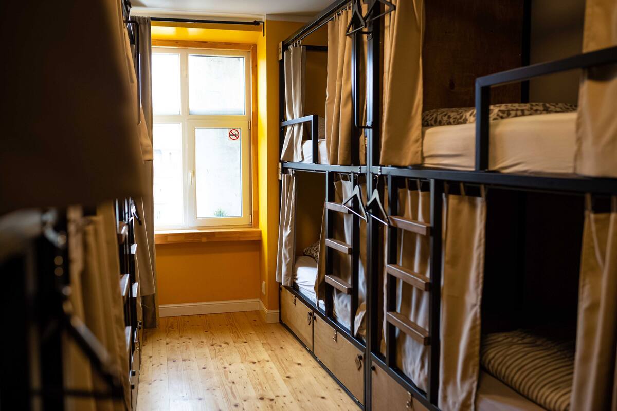 Delad sovsal - Economy - sovsal (män och kvinnor) - delat badrum | Värdeförvaringsskåp på rummet, skrivbord och strykjärn/strykbräda