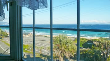 Habitación básica con 2 camas individuales, 6 habitaciones, para no fumadores, junto a la playa | Escritorio y wifi gratis
