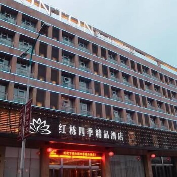 Bagian depan properti - sore/malam