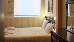 Desk, soundproofing, rollaway beds, free WiFi