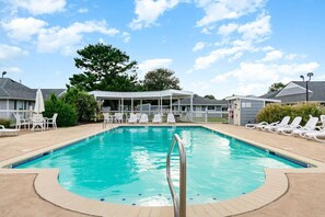 Pool - Sandpiper`s Perch - Condo <5 min to Beach (Virginia Beach)