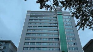 Front of property - evening/night - Apsaras Hotel (Lanzhou)