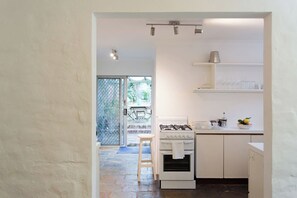 Réfrigérateur, four à micro-ondes, un four, surface de cuisson