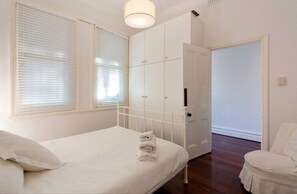 2 bedrooms, iron/ironing board, internet, bed sheets