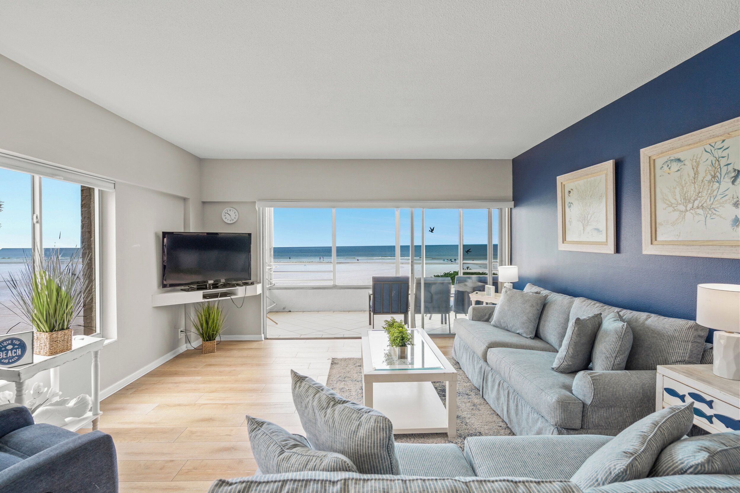 Una Smart TV, un futbolín, una mesa de tenis de mesa