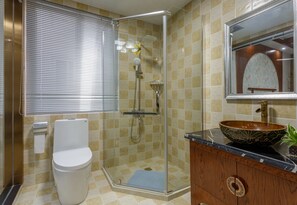 Dusche, kostenlose Toilettenartikel, Haartrockner, Hausschuhe