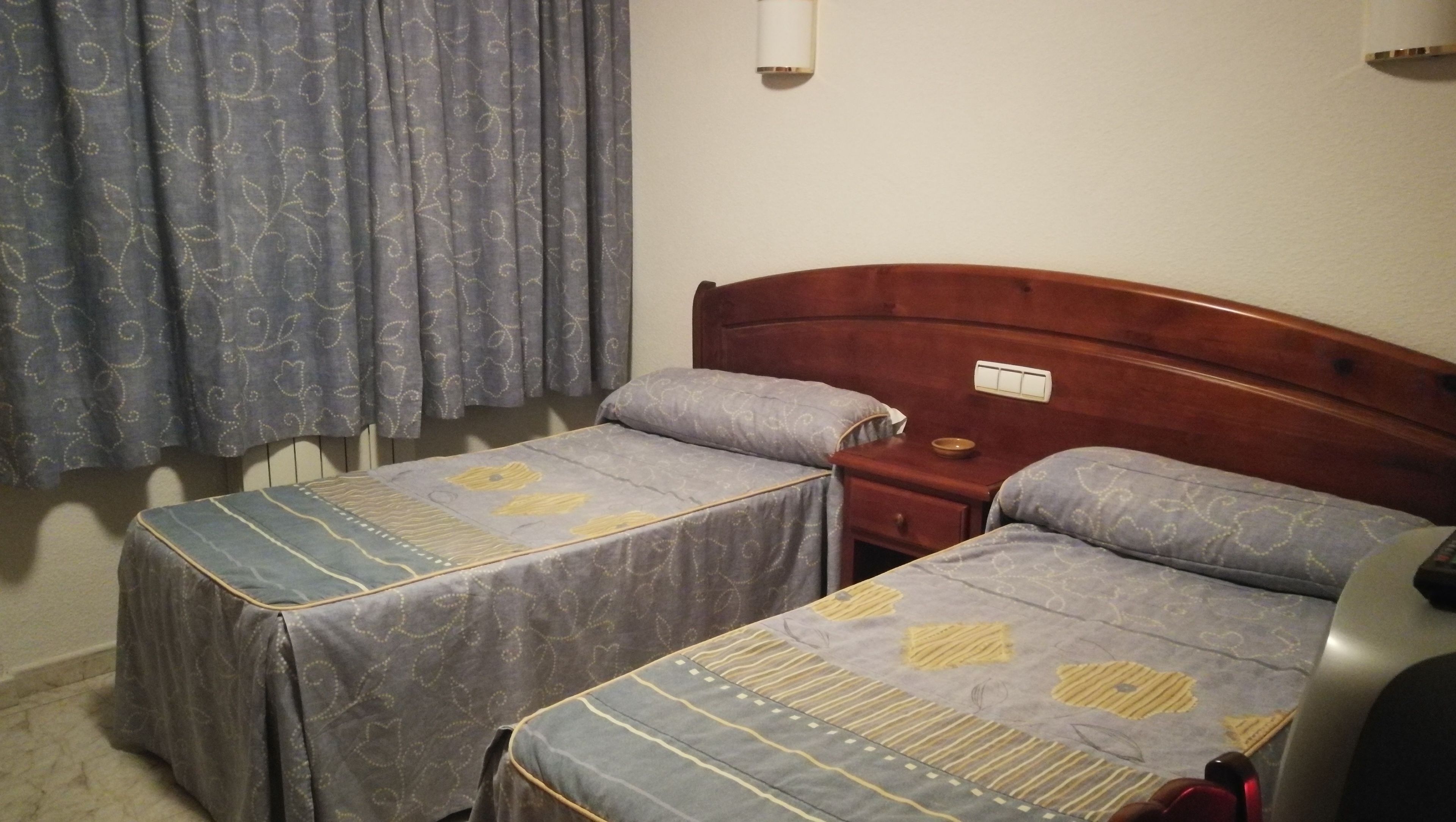 Een bureau, beddengoed