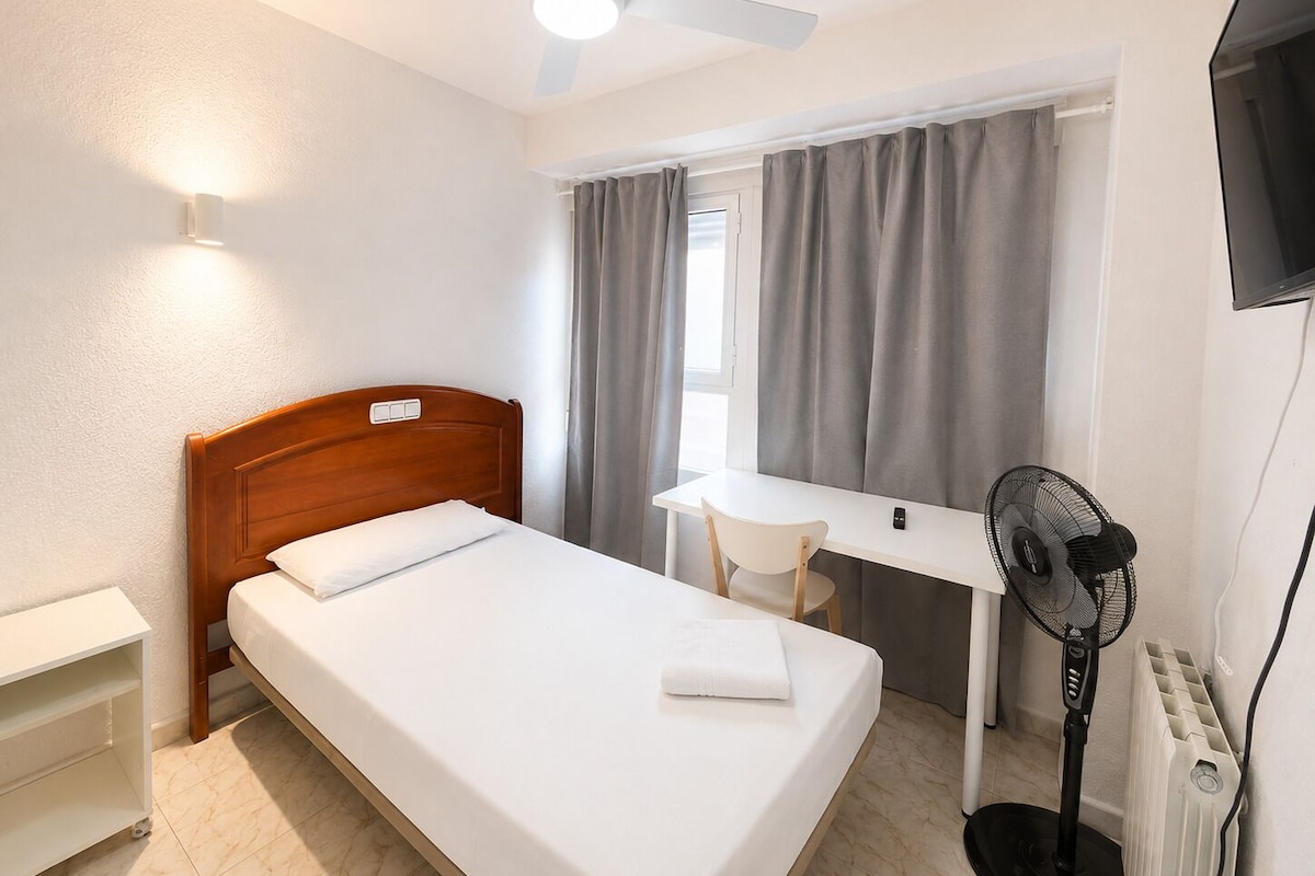Single Room | Desk, bed sheets
