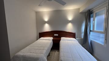 Habitación con 1 cama doble o 2 individuales | Escritorio y ropa de cama