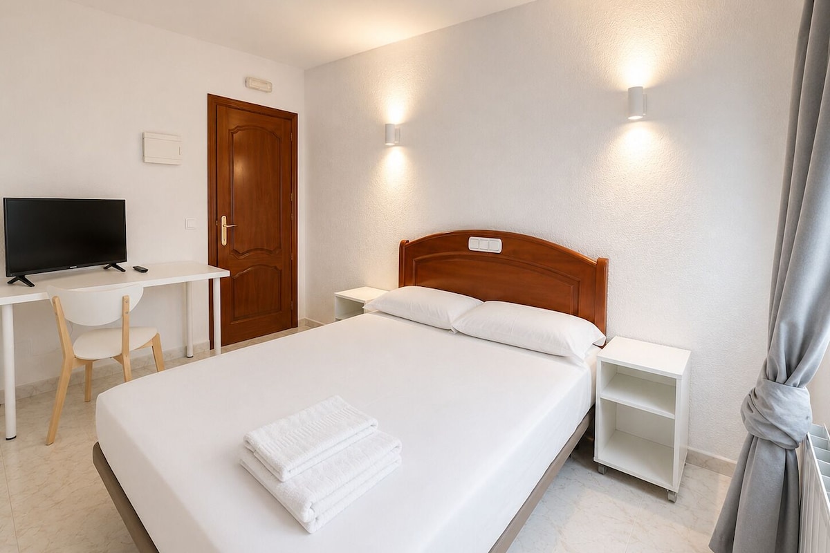Double Room | Desk, bed sheets