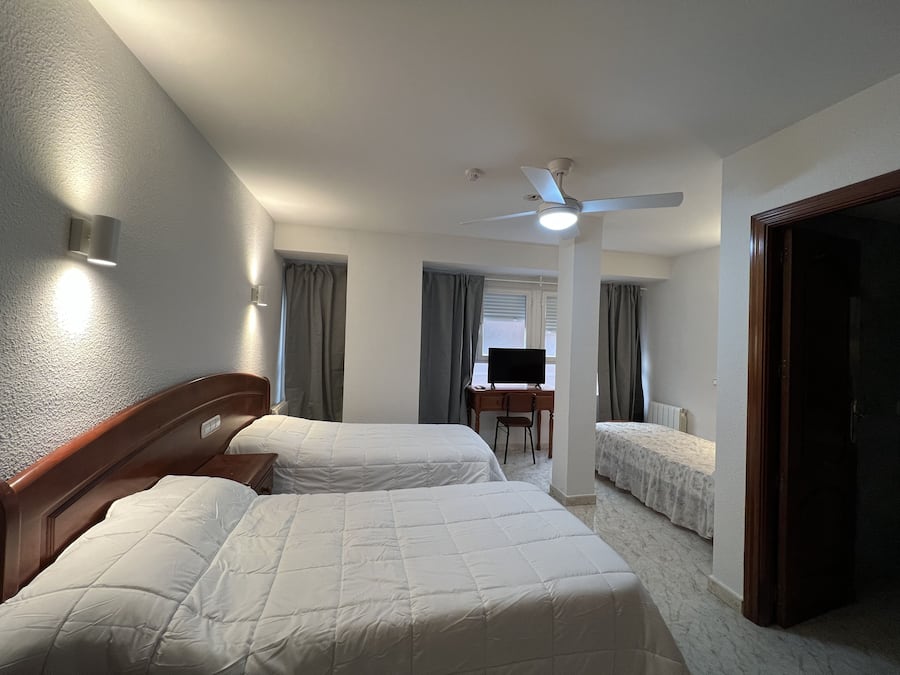 مكتب وملاءات أسرّة