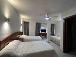 Habitación triple | Escritorio y ropa de cama