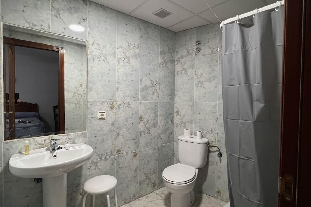 Bathroom | Shower, free toiletries, towels