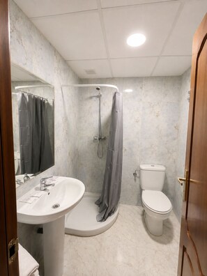 A bathroom with a shower, toilet, and sink. - Hostal La Embajada (Talavera de la Reina)