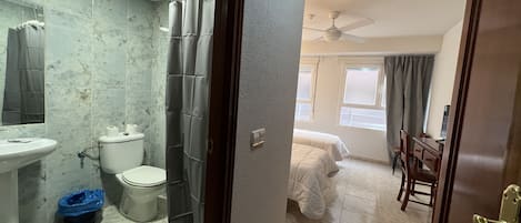 Habitación con 1 cama matrimonial o 2 individuales | Baño | Regadera, amenidades de baño gratuitas, toallas