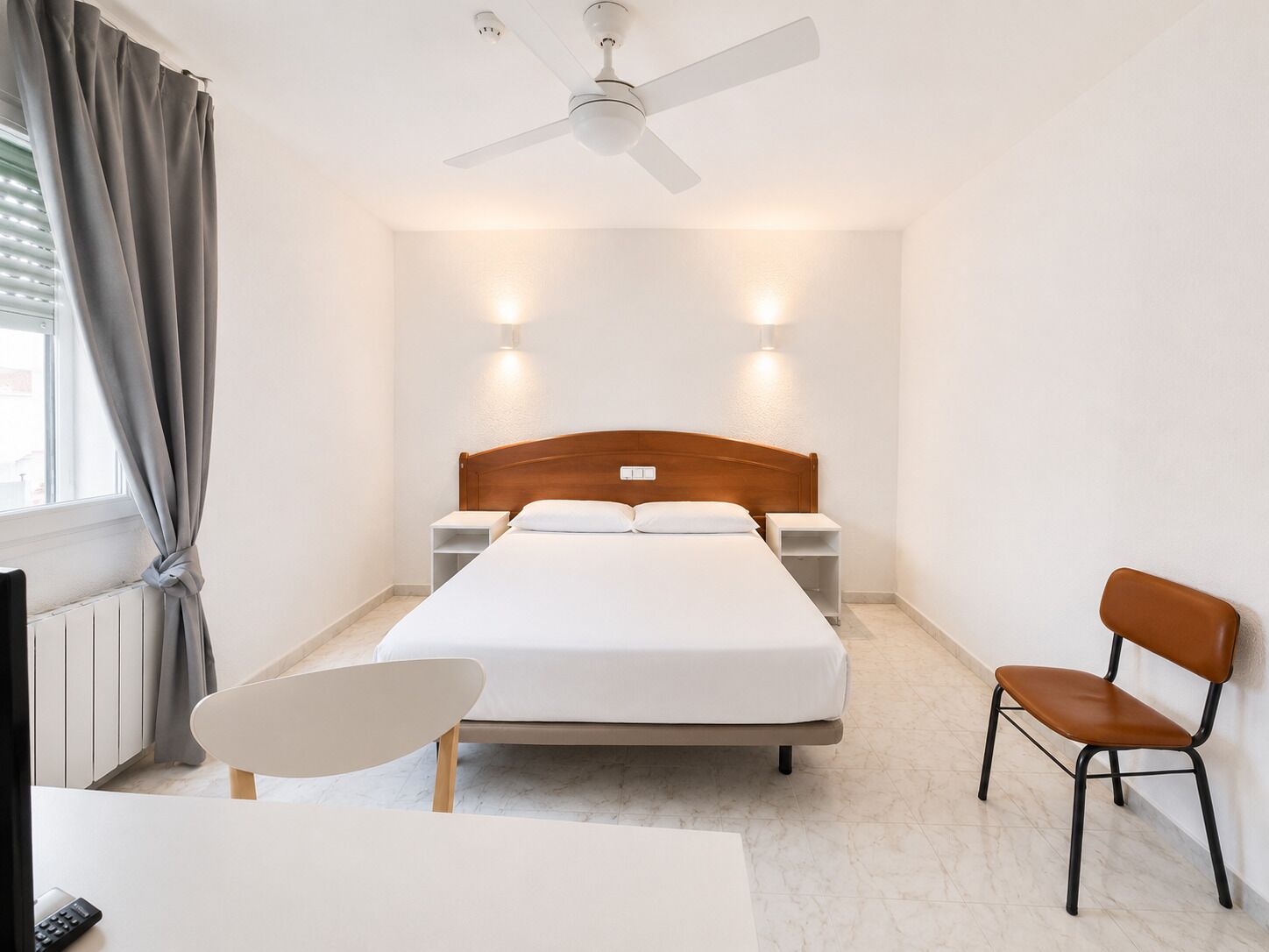 Habitación doble | Escritorio y ropa de cama 