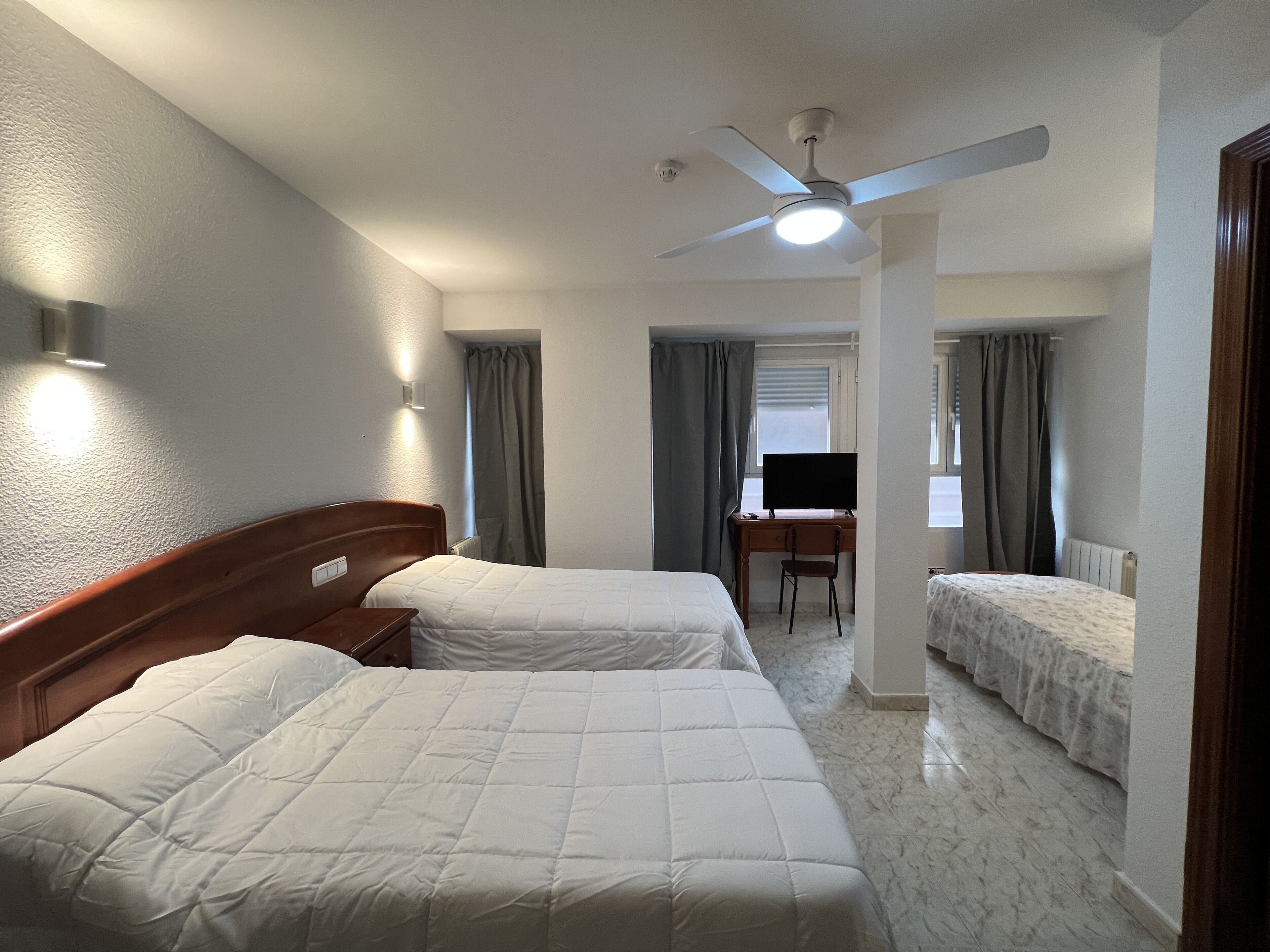 Quarto triplo | Escrivaninha, roupa de cama