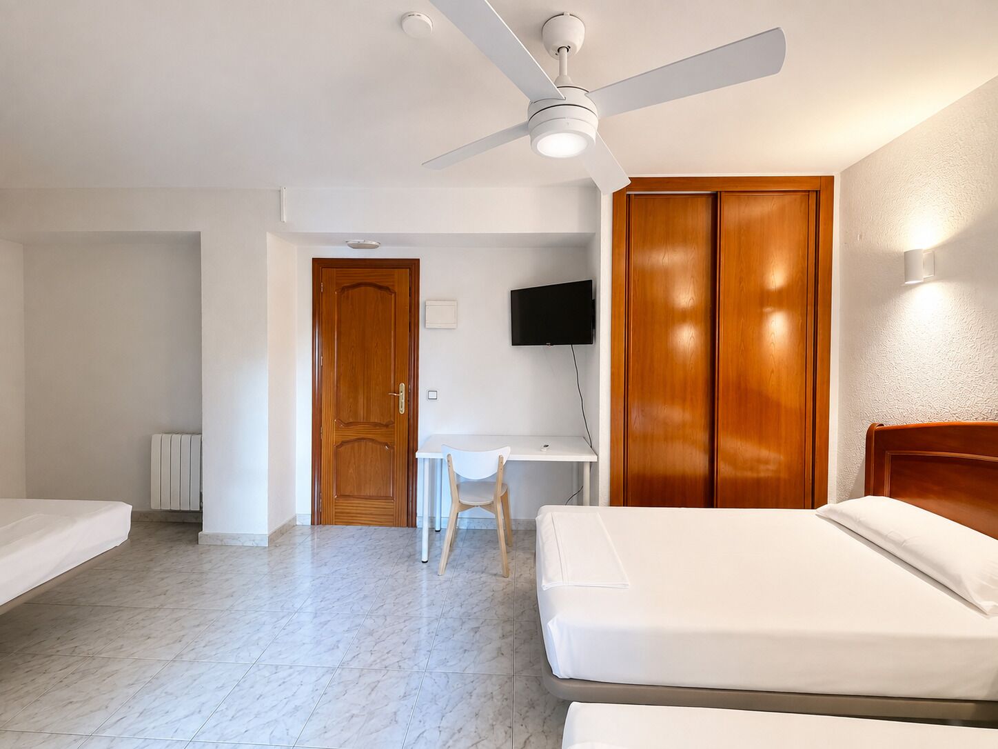 Habitación triple | Escritorio y ropa de cama