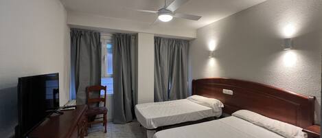 Habitación con 1 cama matrimonial o 2 individuales | Escritorio y ropa de cama