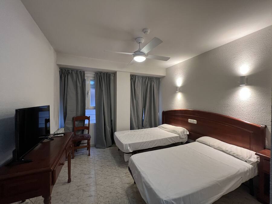 Dubbelrum eller tvåbäddsrum | Skrivbord och sängkläder