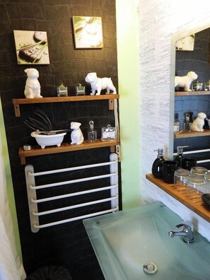 Tweepersoonskamer (Noire) | Badkamer | Een haardroger, handdoeken, zeep, toiletpapier