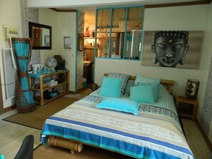 Double Room (Bleue) | Individually decorated, individually furnished, desk, free WiFi - Chambres dhotes La Fougereuse (Saint-Maurice-Étusson)