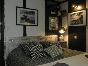 Tweepersoonskamer (Noire) | Individueel gedecoreerd, individueel gemeubileerd, een bureau