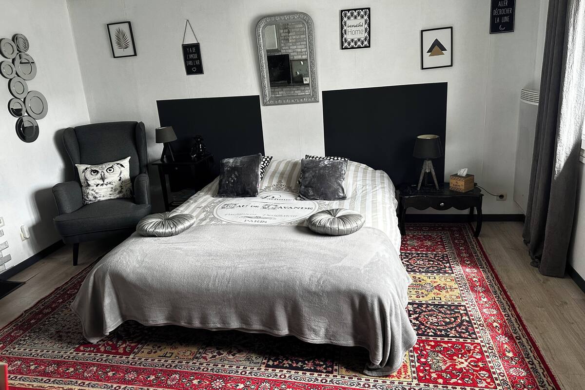 Double Room (Orange) | Desk, free WiFi, individually decorated, individually furnished