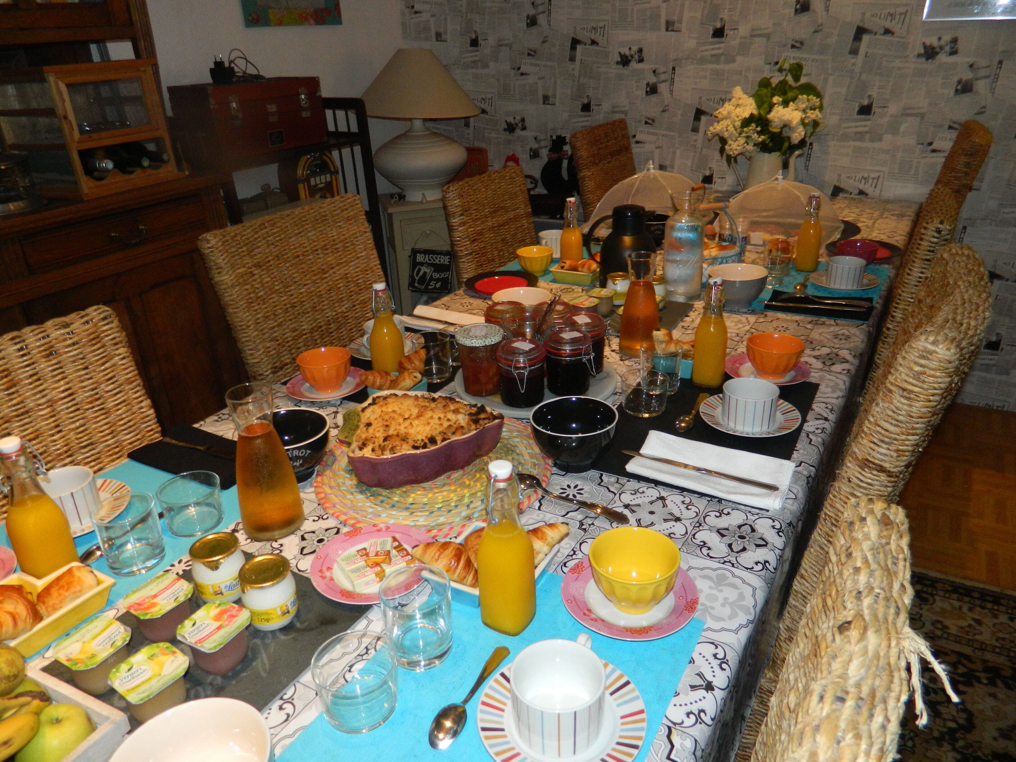 朝食 (コンチネンタル ブレックファスト)、毎日提供 (1 名様 9.50 EUR)