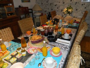 Dagelijks continentaal ontbijt (EUR 9.50 per persoon)