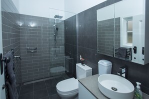 Bathtub, hair dryer, towels, soap - Central, Classic, Contemporary , Comfortable, Convenient , Charming (Ballarat Central)