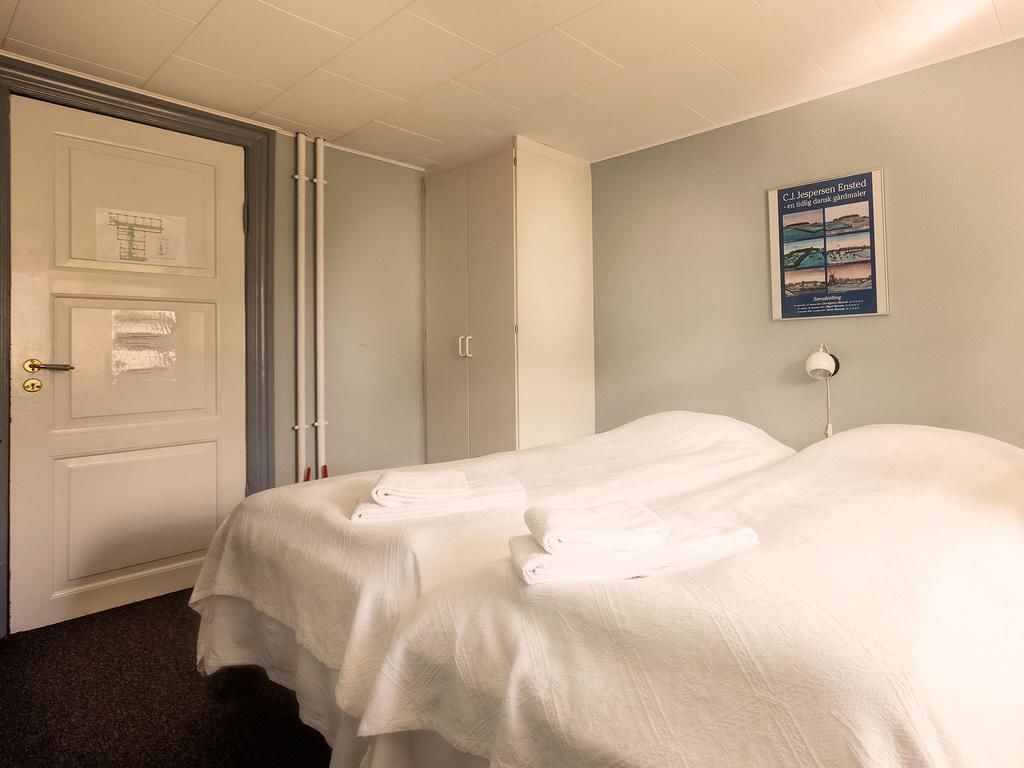 double room, shared bathroom | free wifi, bed sheets