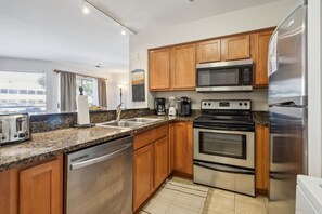 ثلاجة، ميكروويف، فرن، موقد طهي مسطح