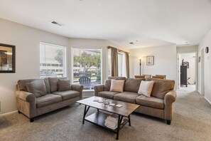 Smart TV - Walk to beach, Patio, Pool, Central Downtown Condo (Virginia Beach)