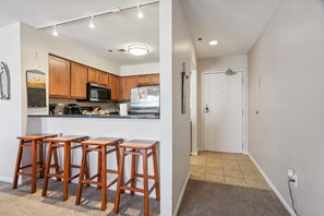 Een koelkast, een microgolfoven, een oven, een kookplaat