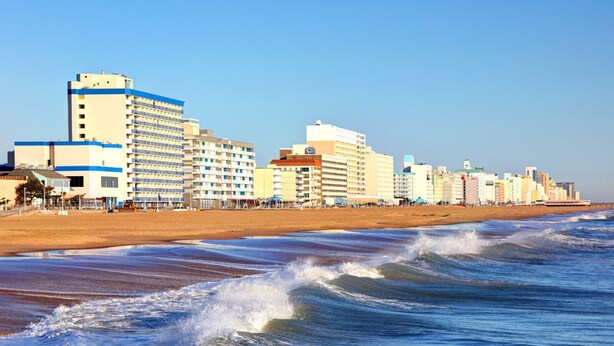 Un paisaje urbano costero con playa y rascacielos.
