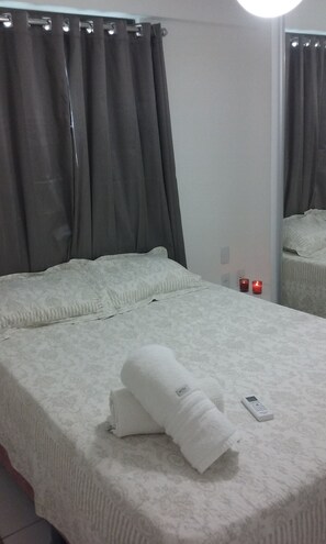 Familieleilighet, 3 soverom, tilgjengelighetstilpasset, bassengutsikt | 3 soverom, individuelt dekorert og individuelt innredet