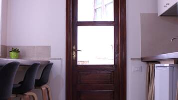 Kühlschrank, Ofen, Herdplatte, Wasserkocher mit Kaffee-/Teezubehör