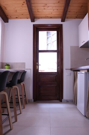 Réfrigérateur, four, plaque de cuisson, cafetière/bouilloire