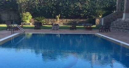 Villa Maremonti - ylellinen huvila uima-altaalla